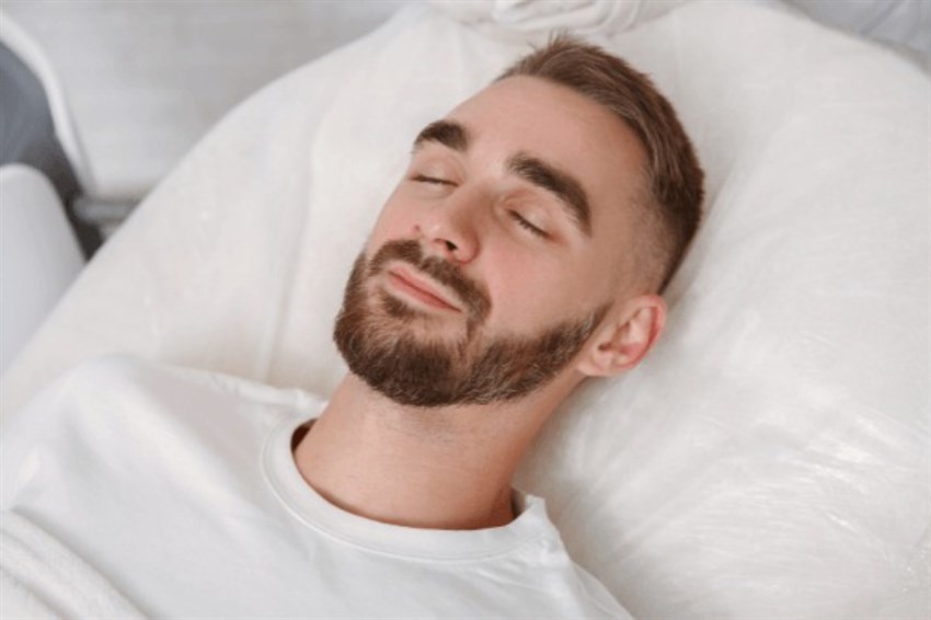 طرز صحیح خوابیدن بعد از عمل بینی؛ راهنمای کامل دوران نقاهت